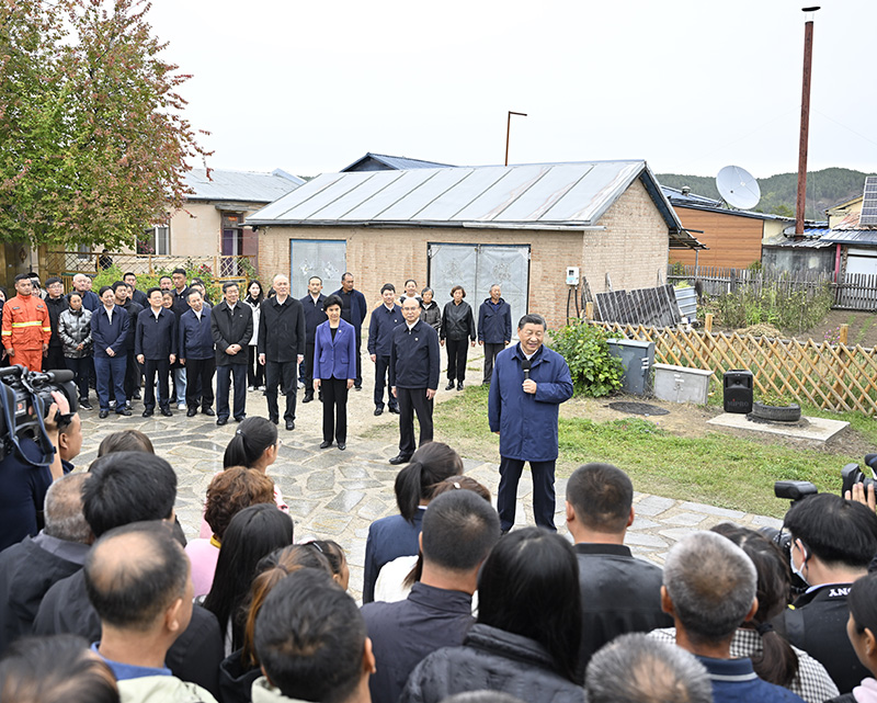 9月6日至8日，中共中央總書記、國(guó)家主席、中央軍委主席習(xí)近平在黑龍江考察。這是6日下午，習(xí)近平在大興安嶺地區(qū)漠河市北極村考察時(shí)，同當(dāng)?shù)厝罕娪H切交流。