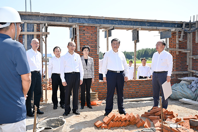 9月6日至8日，中共中央總書記、國(guó)家主席、中央軍委主席習(xí)近平在黑龍江考察。這是7日上午，習(xí)近平在遭受洪澇災(zāi)害的哈爾濱尚志市老街基鄉(xiāng)龍王廟村，察看水毀房屋重建情況。